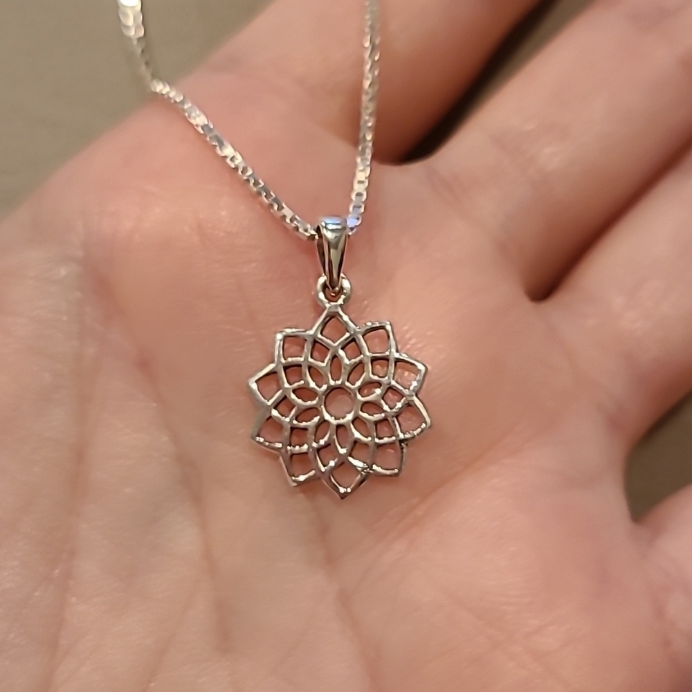 Flower design sterling silver necklace